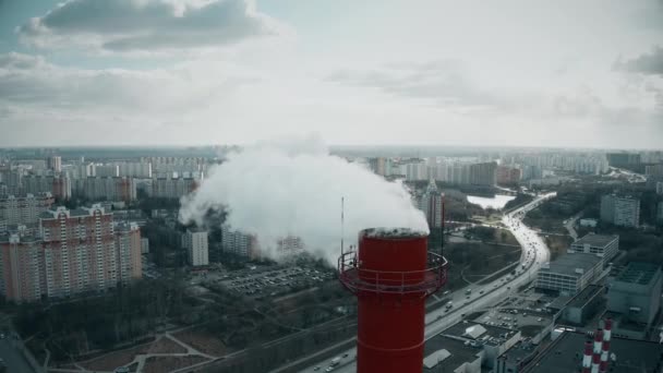 Alta pila de humo industrial en el fondo de la zona residencial de la ciudad, plano aéreo — Vídeos de Stock