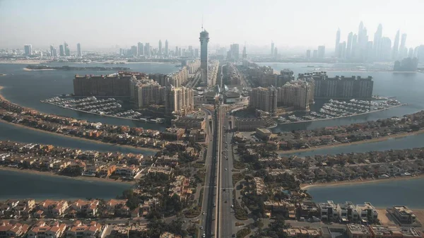 Luchtopname van het Palm Jumeirah eiland en de kust Dubai skyline, Verenigde Arabische Emiraten — Stockfoto