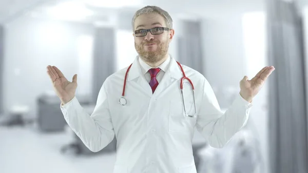 Некомпетентный врач протягивает руки в современном госпитале — стоковое фото
