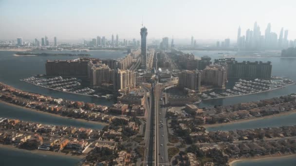 Foto aérea de la isla Palm Jumeirah y el horizonte costero de Dubai, Emiratos Árabes Unidos — Vídeos de Stock