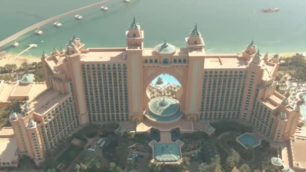 DUBAI, UNITED ARAB EMIRATES - DECEMBER 28, 2019. Pemandangan udara Atlantis Hotel Palm — Stok Video