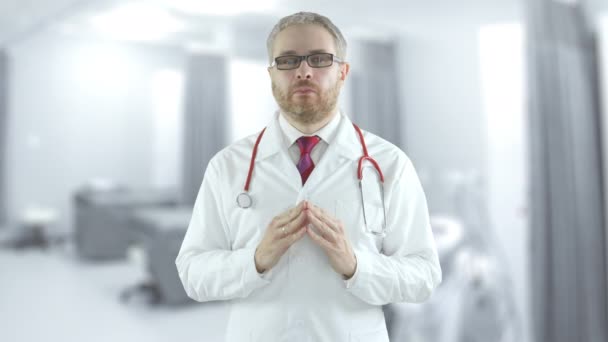 O médico incompetente estende as mãos na ala hospitalar moderna. Tiro na câmera vermelha — Vídeo de Stock