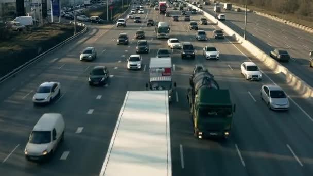 MOSCOW, Rusya - 24 Mart 2020. Büyük bir şehir otobanında yavaş gelen trafiğin hava görüntüsü. — Stok video