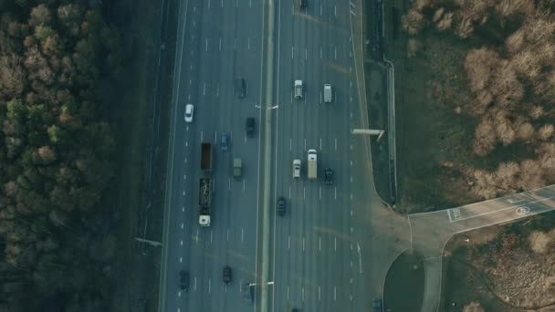 Εναέρια πάνω προς τα κάτω άποψη μιας ευρείας κυκλοφορίας αυτοκινητόδρομο — Αρχείο Βίντεο