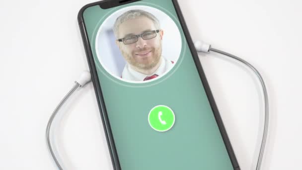 Akıllı telefon ekranındaki doktor ve AB bayrağıyla steteskop. Avrupa teletıp — Stok video