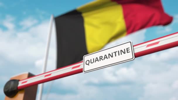ベルギーの国旗を背景に、 QUARANTINEの看板が目印のバリアゲートが開いています。ベルギーのロックダウン — ストック動画