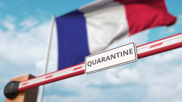 フランスの国旗を背景に、 QUARANTINEのサインが入ったバリアゲートが開いています。フレンチロックダウンエンド — ストック動画