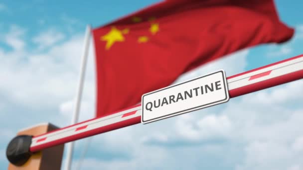 Открытие стрелы барьер с QUARANTINE знак против китайского флага. В Китае закончился локаут — стоковое видео
