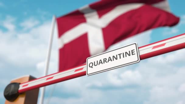 Puerta de pluma abierta con signo QUARANTINE en el fondo de la bandera danesa. Clausura final en Dinamarca — Vídeos de Stock