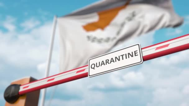 Άνοιγμα φράγμα βραχίονα με την ένδειξη QUARANTINE κατά της κυπριακής σημαίας. Κλείδωμα τέλος στην Κύπρος — Αρχείο Βίντεο