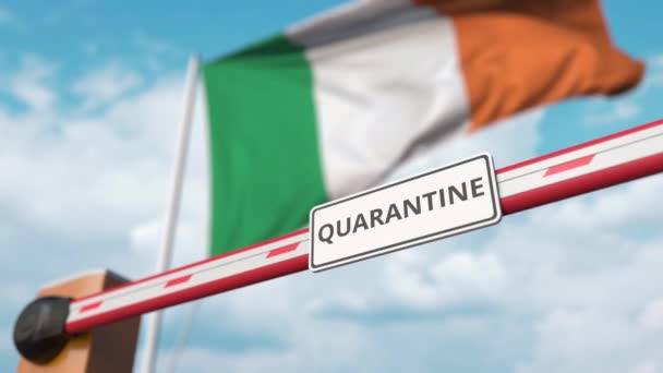 Abrir portão boom com sinal QUARANTINE no fundo da bandeira irlandesa. Fim do bloqueio na Irlanda — Vídeo de Stock