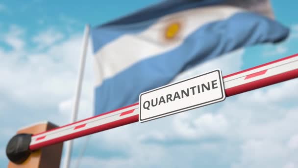 Откройте ворота со знаком QUARANTINE на фоне аргентинского флага. В Аргентине завершился локаут — стоковое видео
