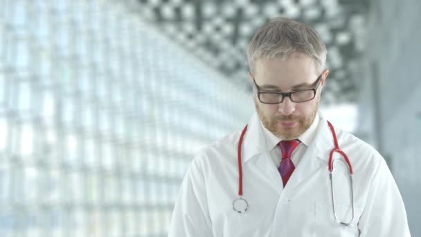 Müder optimistischer Arzt im modernen Krankenhaussaal. Schuss auf rote Kamera — Stockvideo