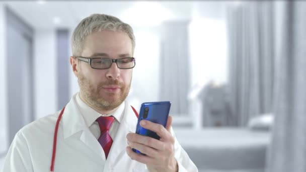 O médico fala no telemóvel. Tiro na câmera vermelha — Vídeo de Stock
