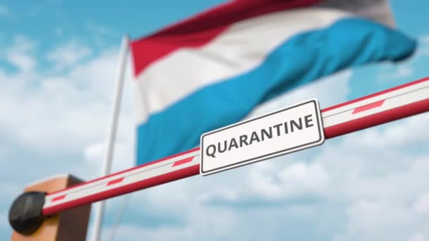 Barrièrepoort met QUARANTINE-bord dat open is met de vlag van Luxemburg als achtergrond. Luxemburgse onbeperkte toegang — Stockvideo