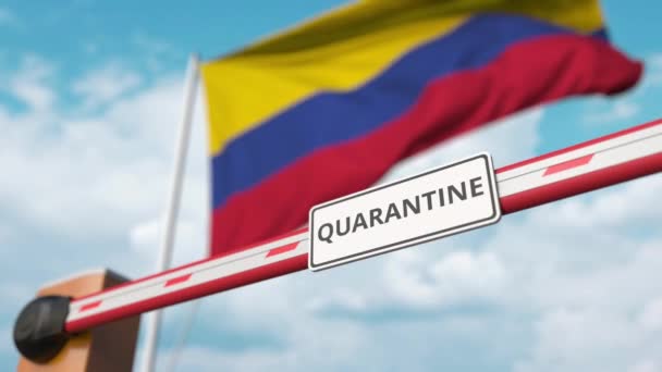 Open giek poort met QUARANTINE teken op de Colombiaanse vlag achtergrond. Afsluiten in Colombië — Stockvideo