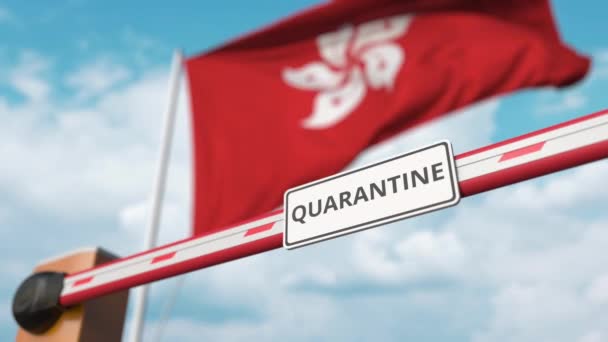 Откройте ворота со знаком QUARANTINE на фоне флага. В Гонконге завершился локаут — стоковое видео