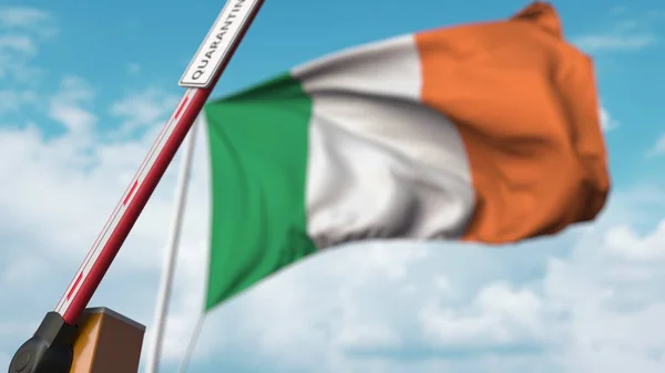 在爱尔兰国旗的背景上打开带有QUARANTINE标志的吊杆门。封锁在爱尔兰结束。3D渲染 — 图库照片