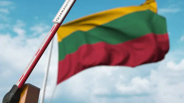 Barrière d'ouverture avec panneau QUARANTINE contre le drapeau lituanien. Entrée libre en Lituanie. rendu 3D — Photo