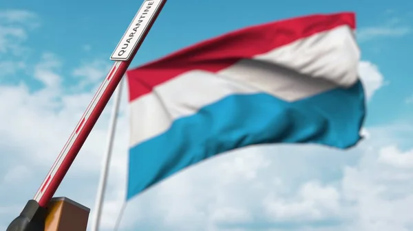 Barrièrepoort met QUARANTINE-bord dat open is met de vlag van Luxemburg als achtergrond. Luxemburgse onbeperkte toegang. 3D-weergave — Stockfoto