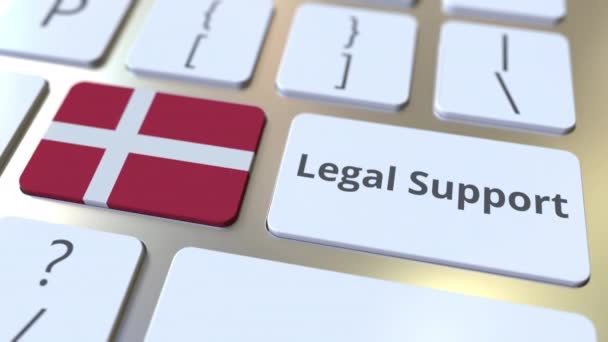 Текст юридического сопровождения и флаг Дании на клавиатуре компьютера. Онлайн-юридические услуги — стоковое видео
