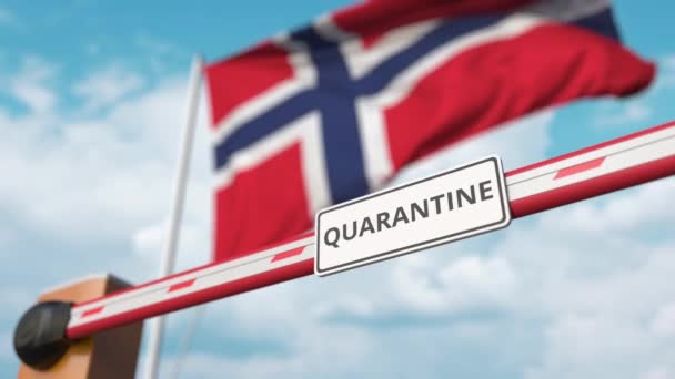 Porta de barreira com sinal QUARANTINE sendo aberto com bandeira da Noruega como pano de fundo. Fim do bloqueio norueguês — Vídeo de Stock