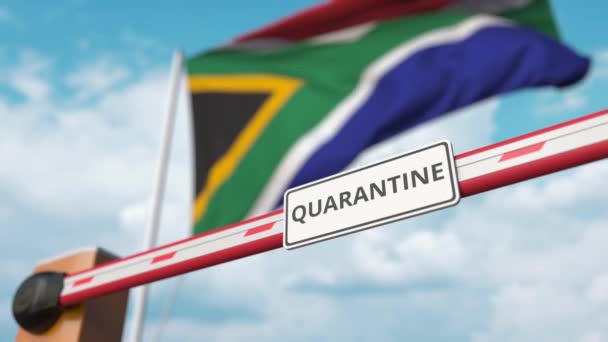 Puerta de barrera con el signo QUARANTINE abierto con la bandera de Sudáfrica como fondo. Entrada sin restricciones de Sudáfrica — Vídeo de stock