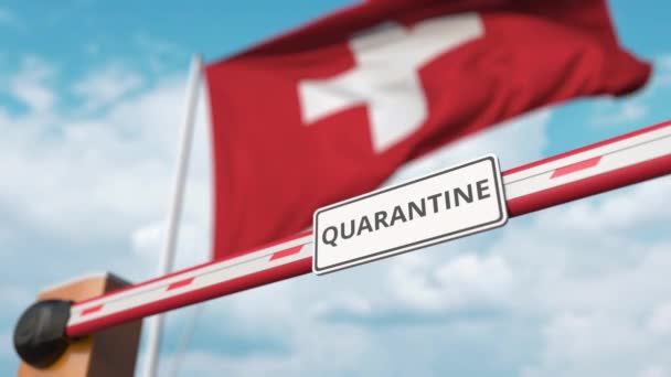 Открытие барьера с надписью QUARANTINE против швейцарского флага. Неограниченный въезд в Швейцарию — стоковое видео