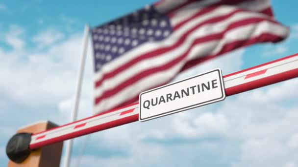 Otevírám bariéru s nápisem QUARANTINE proti americké vlajce. Uzamykatelný konec v USA — Stock video