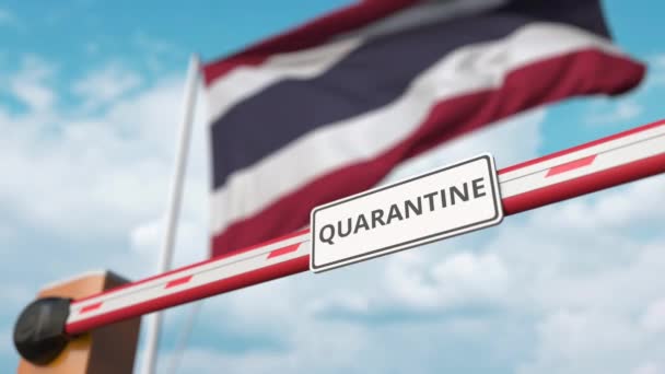 Otevíráme bariéru s nápisem QUARANTINE proti thajské vlajce. Neomezený vstup v Thajsku — Stock video