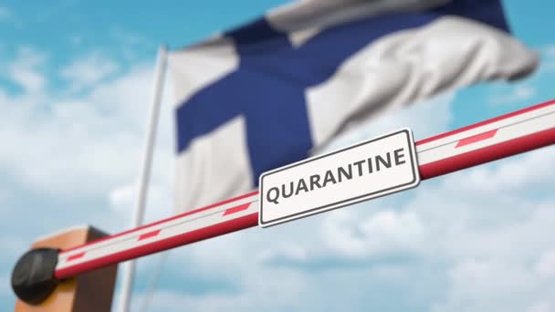 Barrera de apertura con signo QUARANTINE contra la bandera finlandesa. Clausura final en Finlandia — Vídeo de stock