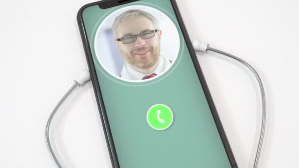 Ιατρικοί γιατροί βιντεοκλήση στο τηλέφωνο και stethoscope κουδούνι με τη σουηδική σημαία. Τηλεϊατρική στη Σουηδία — Αρχείο Βίντεο