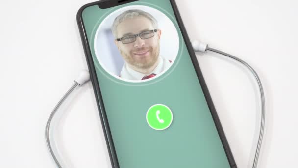 Doktoři video hovor na telefonu a stetoskop zvonek s vlajkou SAE. Telemedicína ve Spojených arabských emirátech — Stock video