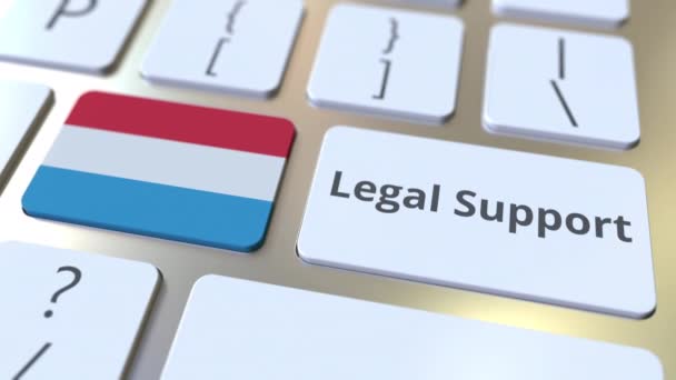 Juridische ondersteuning tekst en vlag van Luxemburg op het toetsenbord. Online juridische dienst gerelateerde 3D animatie — Stockvideo