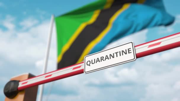 Barrera de apertura con signo QUARANTINE contra la bandera de Tanzania. Entrada sin restricciones en Tanzania — Vídeo de stock