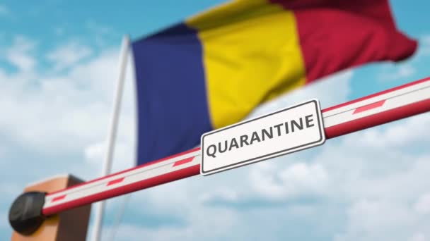 Open giek poort met QUARANTINE teken op de Roemeense vlag achtergrond. Afsluitend einde in Roemenië — Stockvideo