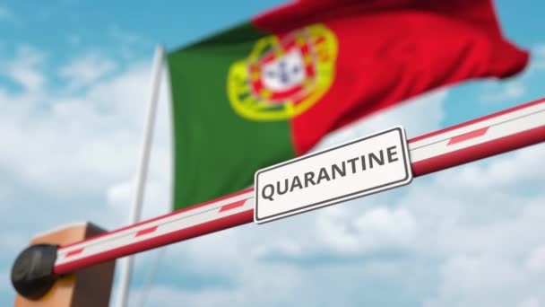 Ανοίξτε την πύλη έκρηξη με την ένδειξη QUARANTINE στο φόντο της πορτογαλικής σημαίας. Λήξη της απαγόρευσης λειτουργίας στην Πορτογαλία — Αρχείο Βίντεο