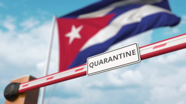 Boom openend met QUARANTINE teken tegen de Cubaanse vlag. Afsluiten in Cuba — Stockvideo