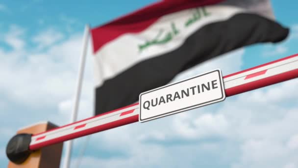 Puerta de barrera con el letrero QUARANTINE abierto con la bandera de Irak como fondo. Extremo de bloqueo iraquí — Vídeo de stock