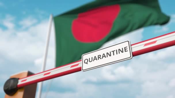 Brama ochronna z znakiem QUARANTINE jest otwarta z flagą Bangladeszu jako tłem. Zamknięcie Bangladeszu — Wideo stockowe