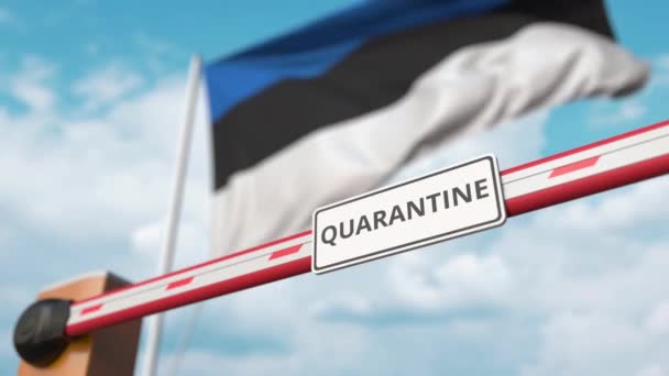 Barrera de apertura con signo QUARANTINE contra la bandera de Estonia. Clausura final en Estonia — Vídeo de stock