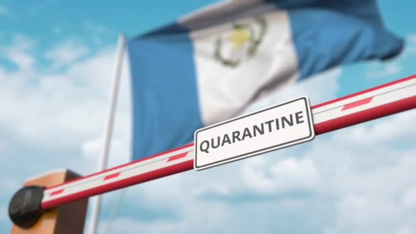 Porta de barreira com sinal QUARANTINE sendo aberto com bandeira da Guatemala como pano de fundo. Fim do bloqueio da Guatemala — Vídeo de Stock