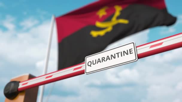 Откройте ворота со знаком QUARANTINE на фоне флага Анголы. Конец блокировки в Анголе — стоковое видео