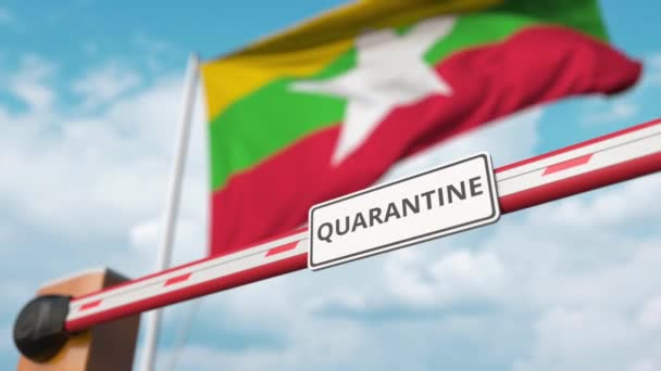 Barrière de flèche ouverte avec panneau QUARANTINE contre le drapeau Xoma. Entrée libre au Myanmar — Video