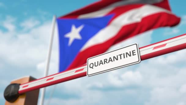 Öppningsbom barriär med QUARANTINE skylt mot Puerto Ricas flagga. Nedstängning i Puerto rico — Stockvideo