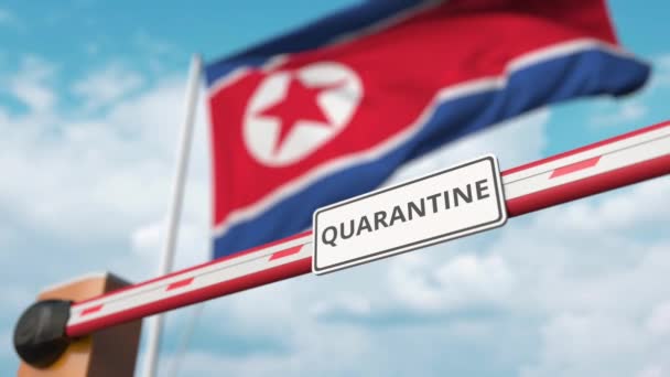 Откройте ворота со знаком QUARANTINE на фоне флага Северной Кореи. Lockdown end in North Korea — стоковое видео