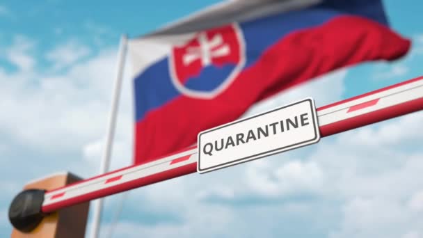 Slovak bayrağına karşı QuaranTINE tabelasıyla bariyer açıyorum. Slovakya 'ya sınırsız giriş — Stok video