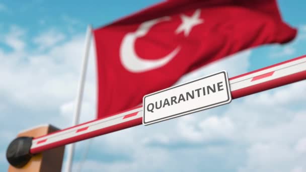 Откройте ворота со знаком QUARANTINE на фоне турецкого флага. Неограниченный въезд в Турцию — стоковое видео