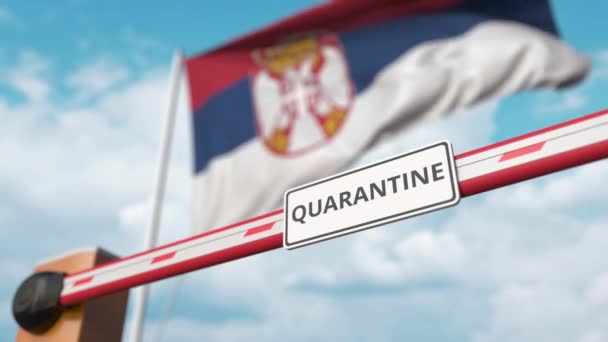Barrera de apertura con signo QUARANTINE contra la bandera serbia. Entrada sin restricciones en Serbia — Vídeo de stock