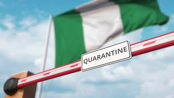 Открытие барьера со знаком QUARANTINE против нигерийского флага. Неограниченный въезд в Нигерию — стоковое видео